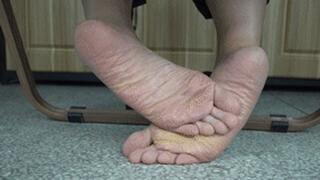 Mature women's sexy feet are tempting and very flavorful!