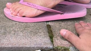 My neighbor crushing My hand With her old flip flops