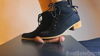 Cock Trample Lateral CBT Board - Black Lace-Up Ankle Boots Intense Bootjob and Cum Play (13 Min). Pisoteo Lateral en Tabla de CBT - Botas Tobilleras Negras con Cordones, Bootjob Intenso y Juego con Corrida (13 Min).