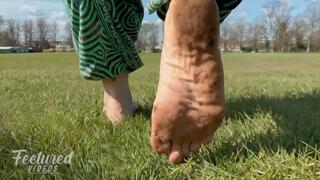 Dirty barefoot park feet (Full HD 1080p MP4)