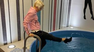 Wetlook in full leather outfit in the pool