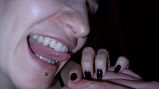 Sadistische Bisse an Fingern und Hand - Bite Fetish - Femdom Biting - German - Deutsch (MOV)