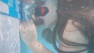 Blowjob and underwater sex - swimming pool