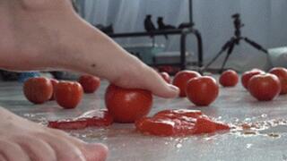 Goddess Jia Jia steps on tomatoes and cakes, showing off her dirty feet!