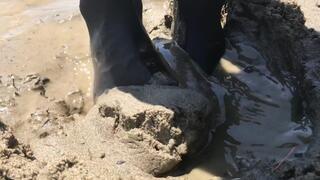 Messy Pantyhose in Real Dirt! Very Muddy!
