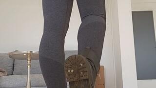 Nichts für deine schwache Nerven Was glaubst du, wie viele Tage diese stinkenden Socken in meinen Boots eingesperrt waren? Ich verspreche dir nur eins, Loser: Es waren definitiv mehr als drei… schnupper schnupper, auf gehts...