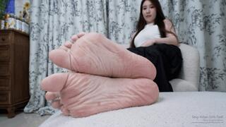 Beautiful sexy Asian young woman Nancy shows off her sexy 39EU big feet86 HD