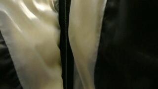 Play with the zipper of the coat MP4 FULL HD 1080p