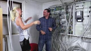 THE SLUTTY MILF OFFERS HER HOLES TO HER HELPFUL NEIGHBOR