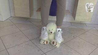 Teddy under Fila Sneakers