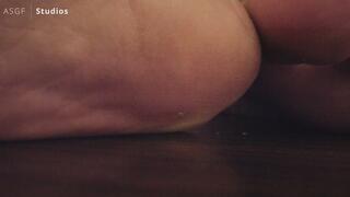 Exotica SQUAHES the puny boys! Micros crushed under her fat thick soles! - MOV