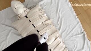 Goddesslena: Sklave in Zwangsjacke wird getrampelt