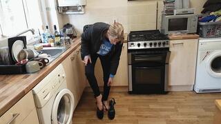 Chelsea's Black Platform Wedge Shoes (4K)
