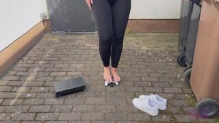 Sneaker-Girl Mia Moon - Old Game Console Crush