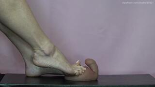 Long toes crushing big balls