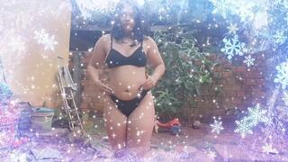 The Body Transforms into an Ice Princess - Cosplay