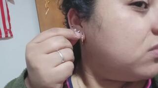 Primer plano de mi oreja, mis aritos y sus detalles.