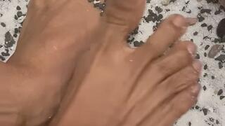 24. Melove Sexy Small Feet with No Nail Polish in sand