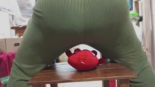 Bajo mi cola: el destino del peluche.