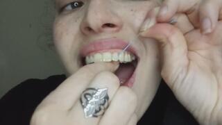 I clean my teeth with dental floss: you should see how dirty they were!