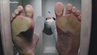 8K! Chicana CRUSHES her tiny client under her BARE SOLES! GIANTESS STOMP! - MOV
