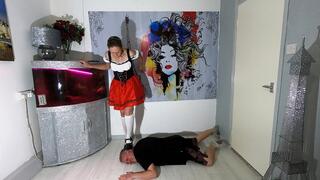 Oktoberfest German Girl Head & Hands Walk 2 FLOOR CAM