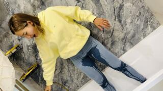 Hard peeing in light blue jeans and wet masturbation!