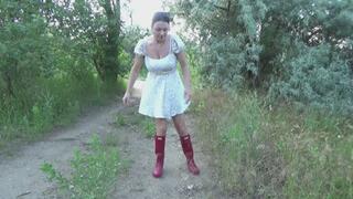 I injure my leg while walking in Hunter boots.