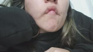 Lola's mature lips