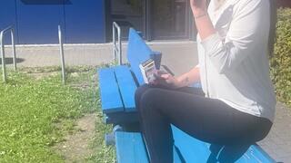 LilianaX raucht eine Zigarette nach der anderen auf öffentlicher Parkbank