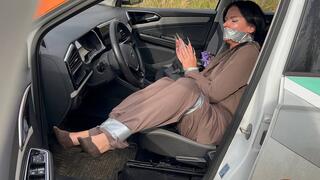 Milf Vivien and a broken car
