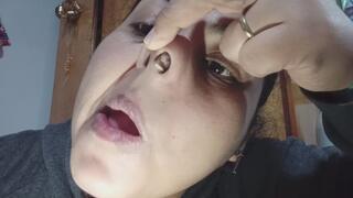 Explorando mi nariz, apretándola, acariciándola y mostrando sus secretos.