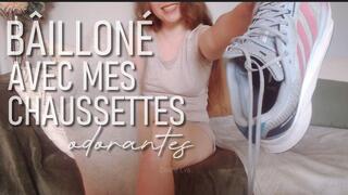 Bâillonné avec mes chaussettes de sport odorantes