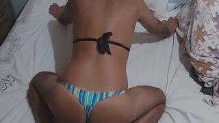 Ladysilva fazendo live na cama de bikini exibindo sua bunda gostosa