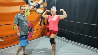 Huge female powerlifter vs guy