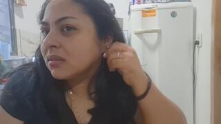 Juego con mi oreja en primer plano..