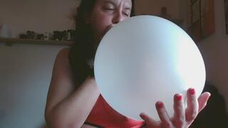 WHITE LOONER PLAY: Nicoletta’s Sensual & Acoustic Game with the Balloon