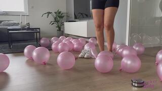 Sneaker-Girl Mia Moon - Popping 30 Balloons