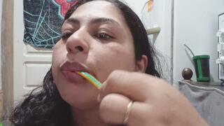 Mis gomitas favoritas - jugando y disfrutando cada mordida.