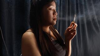 4K high-definition video shows the smoking and enjoyment process