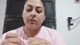 Mis orejas llenas de aretes- cambio cada arito en primer plano.