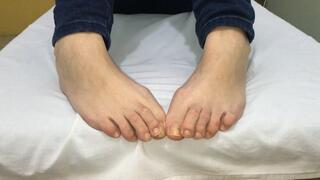UNPOLISHED-TOES-CLOSE-UP