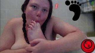 Toe Sucking In The Bath - CurvyRedhead - AVI