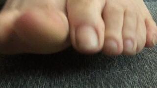 Miss Savannah spreads and crunches her toes in extreme closeup