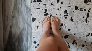 SEXY FLIP FLOPS AND FEET