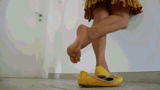 She is standing by the window WMV(1920x1080)FHD