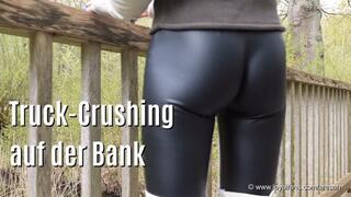 Truck Crushing on the Bench - Truck Crushing auf der Bank