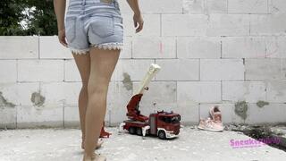 Sneaker-Girl Paula - Big Fire Toy Truck Crush