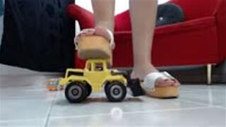 Crushing crush the yellow excavator with my white sandals for you my fans