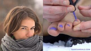 Teresa applies nail polish to her toes outside in the snow - Video update 12400 UHD 4K